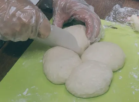 パン生地を切る